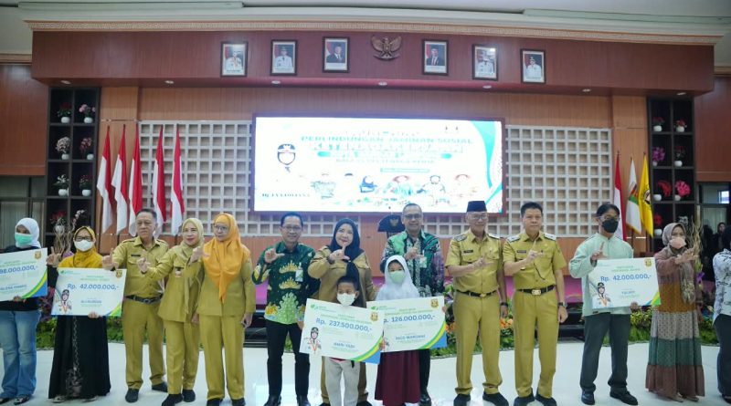 Perkuat Jamsostek,   Pemkot Bagikan BPJS Ketenagakerjaan pada Ketua RT, Lingkungan dan Linmas