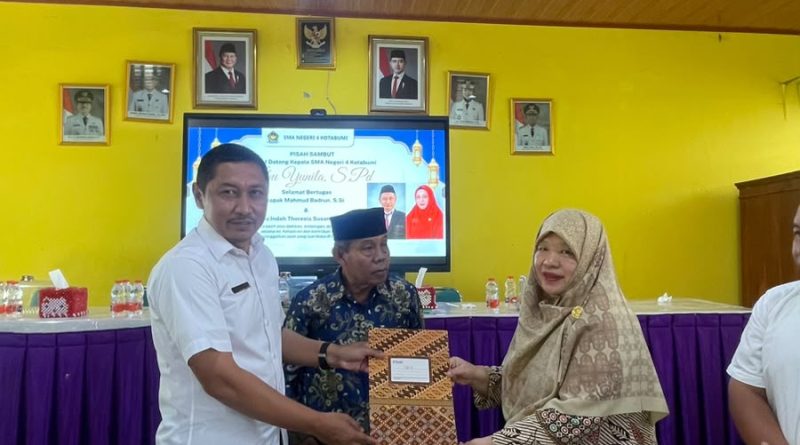 Gantikan Mahmu Badrun, Usai Sertijab Yunila Resmi Pimpin SMAN 04 Kotabumi