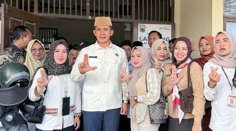 Kantor Camat Sragi Direhabilitasi, Bupati Egi Pastikan Pelayanan Warga Tetap Berjalan Kantor Camat Sragi Direhabilitasi, Bupati Egi Pastikan Pelayanan Warga Tetap Berjalan