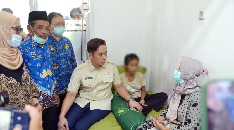 Jenguk Siswi Dirawat, Bupati Egi Tekankan Pengawasan Pelaksanaan MBG Diperkuat