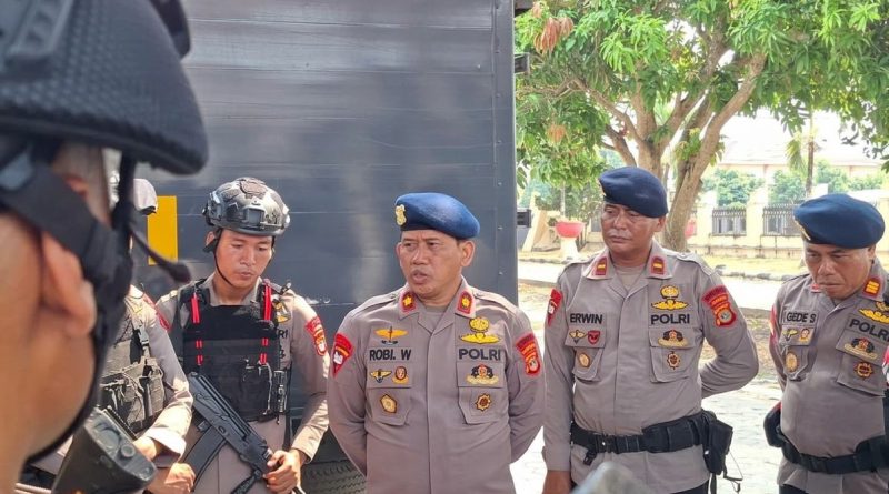 Brimob Pertebal Pengamanan Unjuk Rasa di Mapolres Lampung Tengah