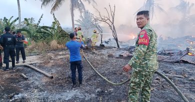 Babinsa Sukadanaham Gerak Cepat Bantu Warga Padamkan Api Kebakaran Gudang Meubel