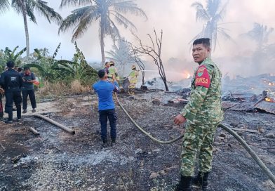 Babinsa Sukadanaham Gerak Cepat Bantu Warga Padamkan Api Kebakaran Gudang Meubel