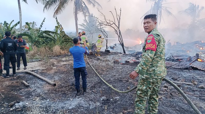 Babinsa Sukadanaham Gerak Cepat Bantu Warga Padamkan Api Kebakaran Gudang Meubel